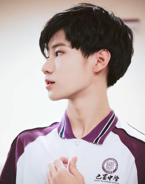 张真源吃瓜瞬间