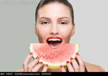 国外美女吃瓜图片,国外美女与瓜果的甜蜜邂逅